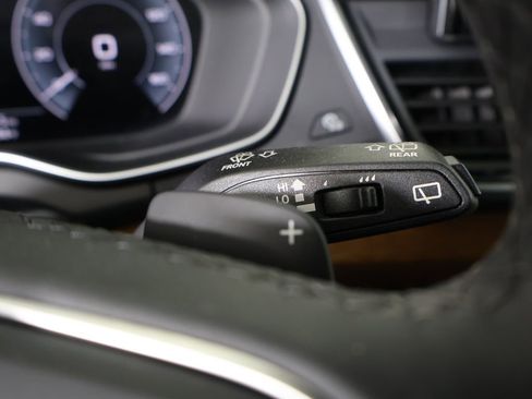 Used 2024 Audi Q5 e Premium w/ Convenience Package image 30