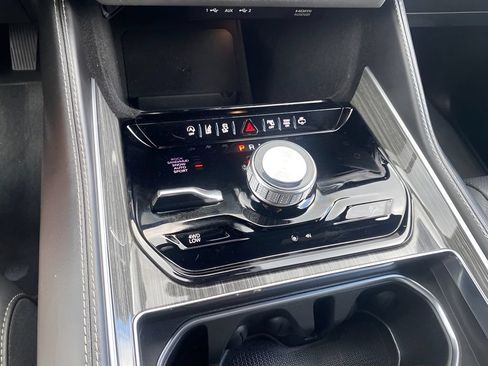 Used 2022 Jeep Wagoneer Series III AWD/4WD image 28