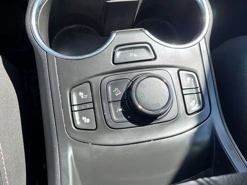 Used 2022 GMC Terrain SLT w/ Tech Package image 28