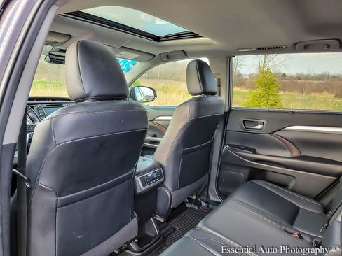 Used 2019 Toyota Highlander XLE AWD/4WD image 13