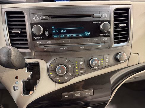 Used 2012 Toyota Sienna LE FWD image 21