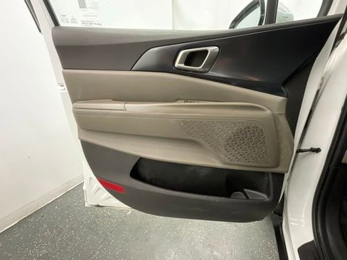 Used 2025 Kia Carnival FWD image 9