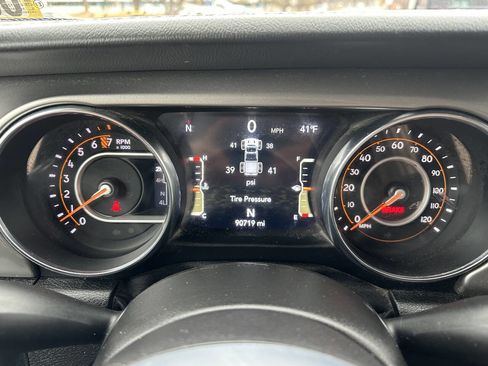 Used 2021 Jeep Gladiator Overland w/ LED Lighting Group AWD/4WD image 12