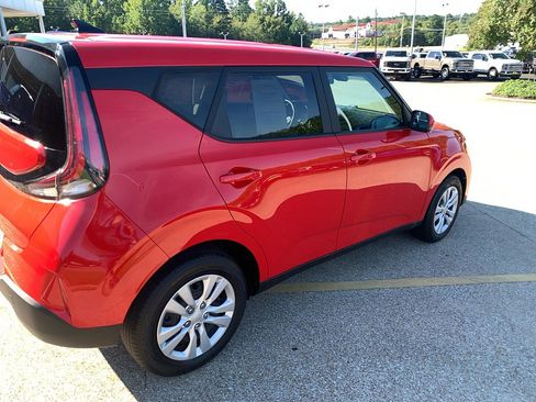 Used 2024 Kia Soul LX image 8