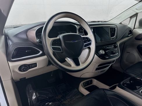 Used 2018 Chrysler Pacifica Limited image 9