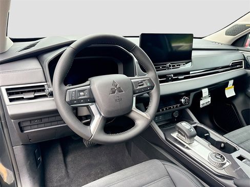 New 2025 Mitsubishi Outlander SE image 9