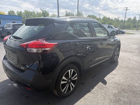 Used 2019 Nissan Kicks SR w/ SR Premium Package FWD image 2
