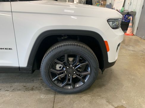 New 2025 Jeep Grand Cherokee Limited image 24