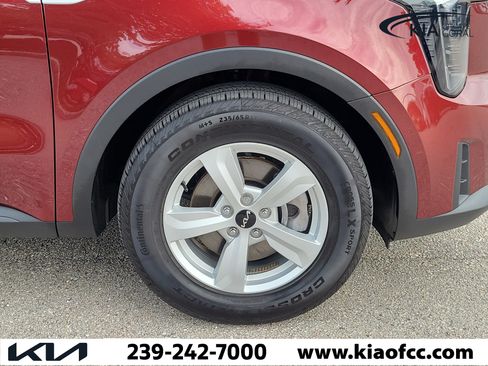 Certified 2025 Kia Sorento LX FWD image 7