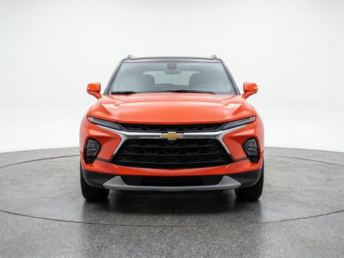 Used 2025 Chevrolet Blazer LT FWD image 2
