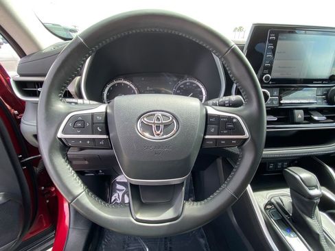Used 2022 Toyota Highlander XLE AWD/4WD image 17