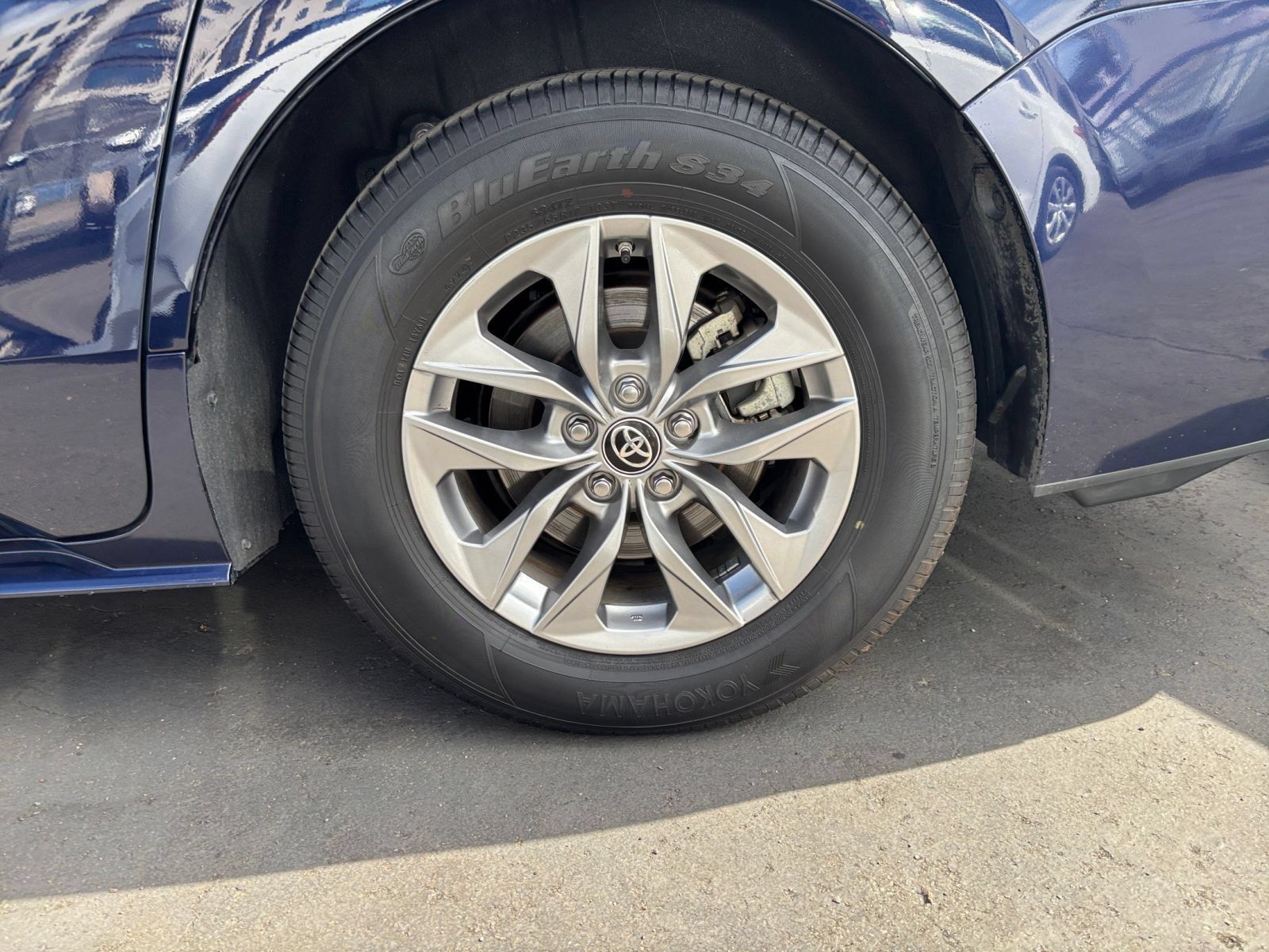 Used 2025 Toyota Sienna XLE FWD image 32