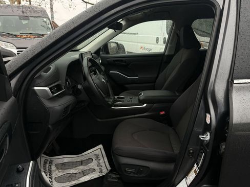 Used 2024 Toyota Highlander Limited image 11