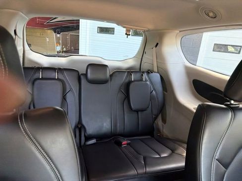 Used 2023 Chrysler Pacifica Touring-L FWD image 9