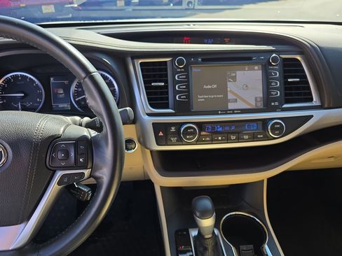 Used 2018 Toyota Highlander XLE w/ Carpet Mat Package (TMS) FWD image 25