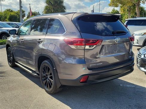 Used 2019 Toyota Highlander SE w/ Carpet Mat Package (TMS) image 4