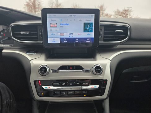 Used 2022 Ford Explorer XLT w/ Equipment Group 202A image 13