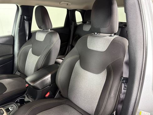 Used 2014 Jeep Cherokee Latitude w/ Comfort/Convenience Group AWD/4WD image 12
