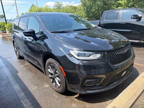 Used 2024 Chrysler Pacifica Limited FWD image 3