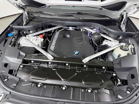 Used 2026 BMW X5 xDrive40i w/ M Sport Package AWD/4WD image 32