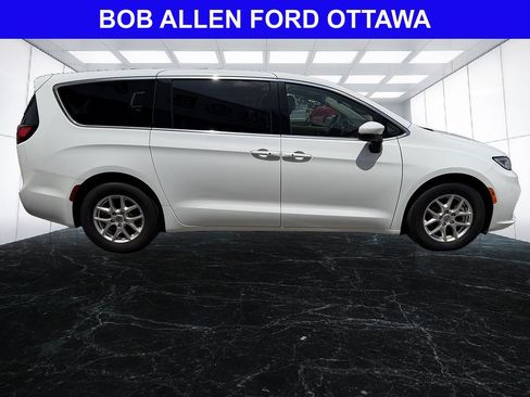 Used 2023 Chrysler Pacifica Touring-L FWD image 7