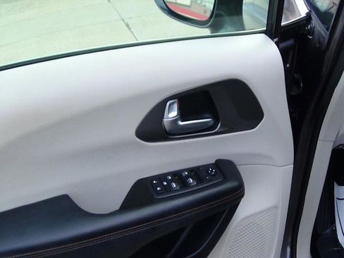 Used 2020 Chrysler Pacifica Touring w/ Tire & Wheel Group image 16