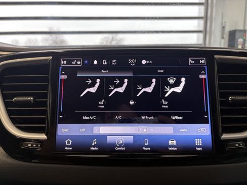 Used 2024 Chrysler Pacifica Touring-L image 16