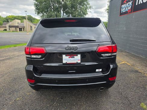Used 2018 Jeep Grand Cherokee Altitude AWD/4WD image 4