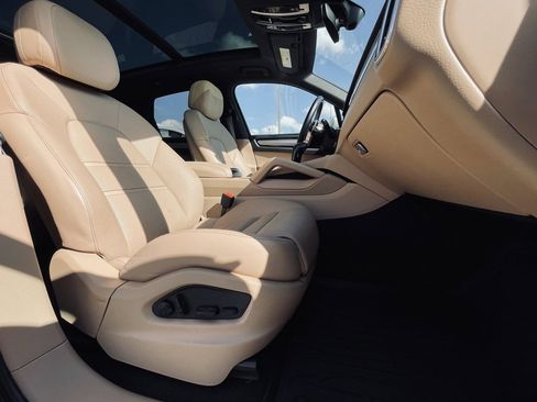 Used 2023 Porsche Cayenne Platinum Edition image 30