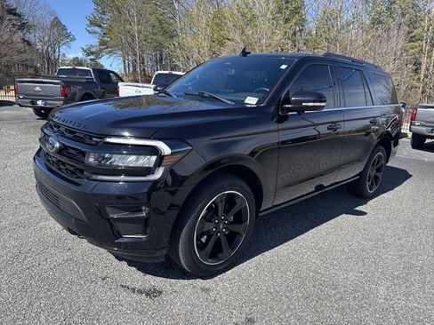 Used 2024 Ford Expedition Limited image 3