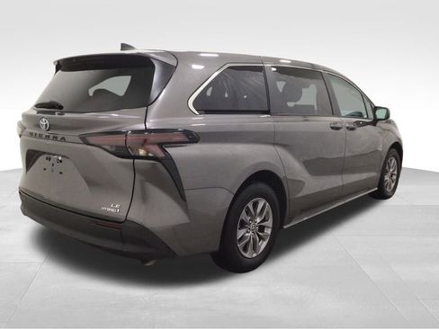 Used 2024 Toyota Sienna LE image 3