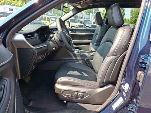 New 2026 Jeep Grand Cherokee Limited AWD/4WD image 9
