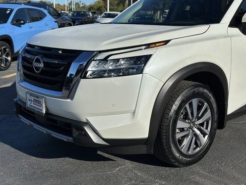 Certified 2023 Nissan Pathfinder SL w/ Lighting Package (N92) image 7