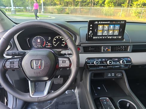 Used 2025 Honda Pilot Touring image 17