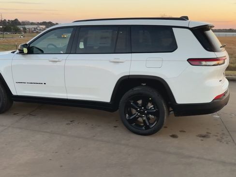 New 2025 Jeep Grand Cherokee L Limited w/ Black Appearance Package AWD/4WD image 7