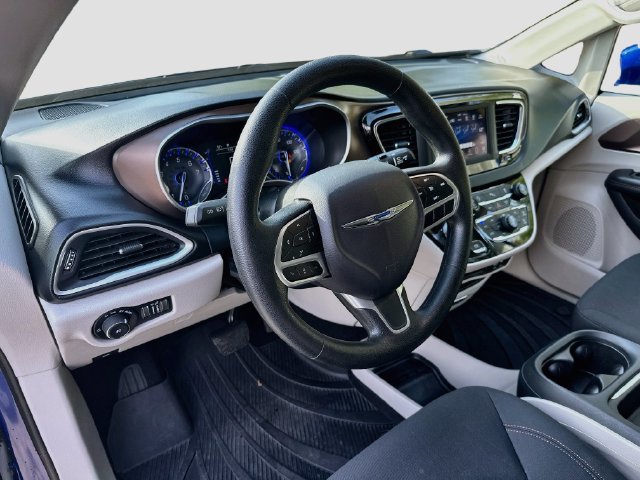 Used 2019 Chrysler Pacifica Touring Plus w/ Tire & Wheel Group FWD image 9