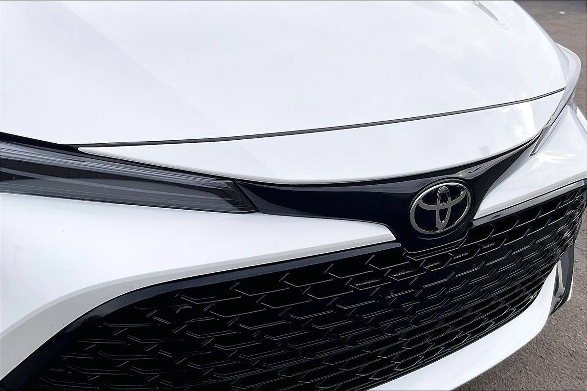Used 2024 Toyota Corolla SE w/ SE Package FWD image 29