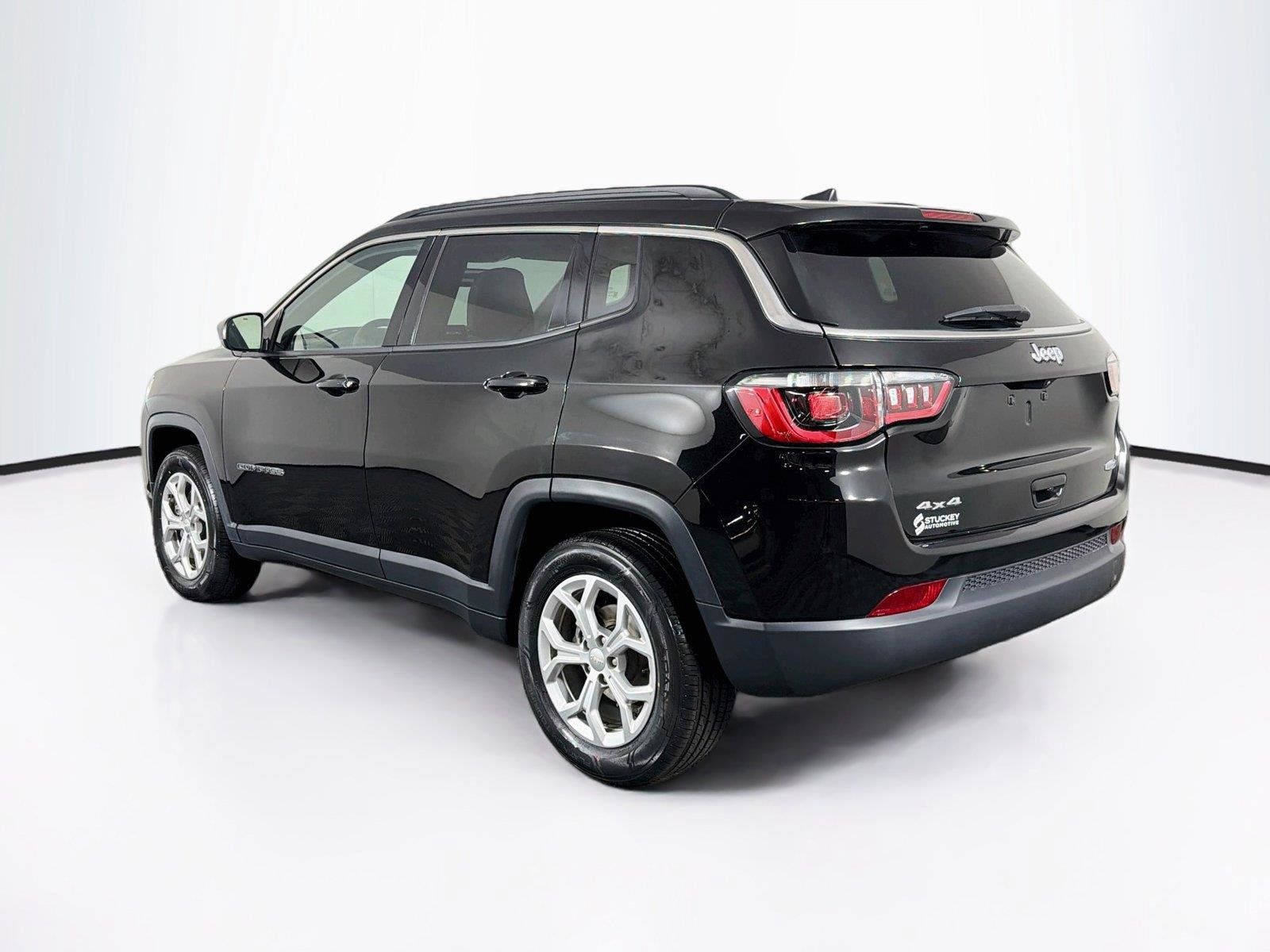 Used 2024 Jeep Compass Latitude AWD/4WD image 9