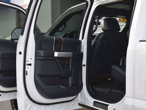 Used 2022 Ford F250 Lariat w/ Black Appearance Package image 15