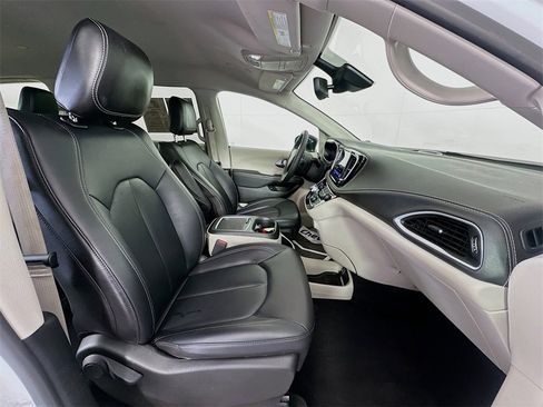 Used 2024 Chrysler Pacifica Select image 29