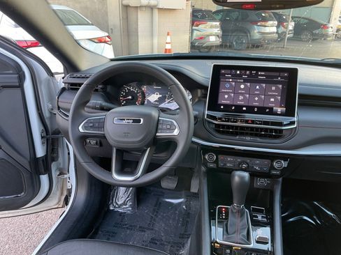 Used 2025 Jeep Compass Trailhawk image 33