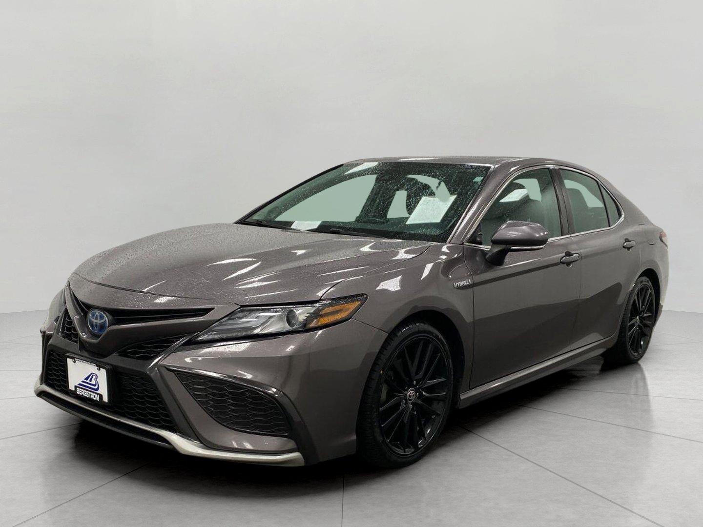 Used 2021 Toyota Camry XSE w/ Navigation Upgrade Package FWD image 9