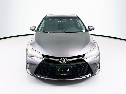 Used 2016 Toyota Camry SE w/ Moonroof Package FWD image 2