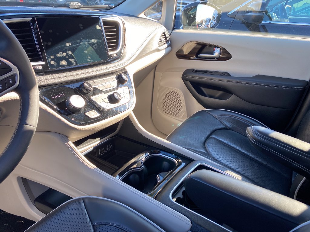 Certified 2024 Chrysler Pacifica Limited FWD image 46