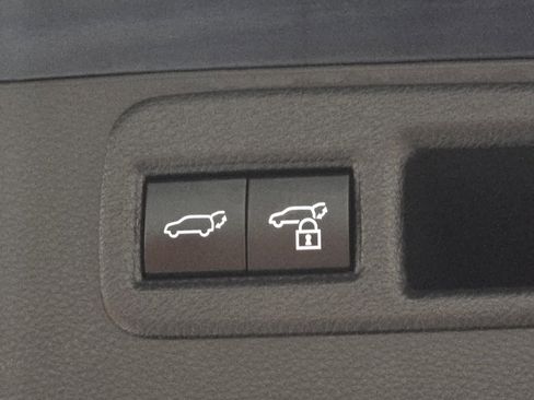 Used 2023 Toyota Venza LE image 14