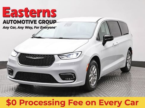 Used 2024 Chrysler Pacifica Touring-L FWD image 1
