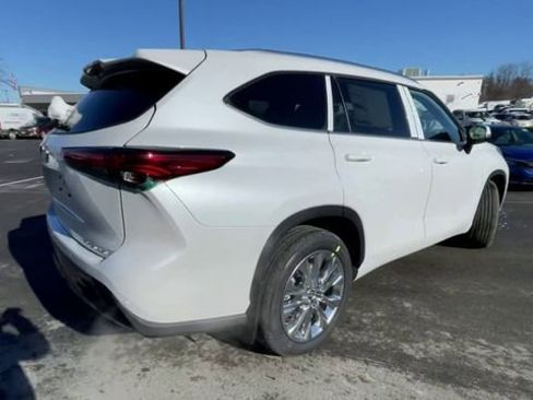 Used 2023 Toyota Highlander Limited AWD/4WD image 2