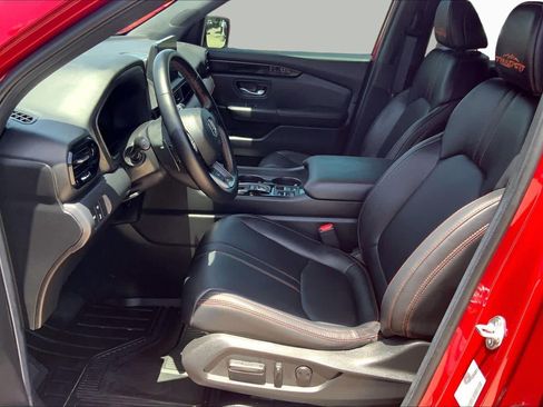 Used 2025 Honda Pilot TrailSport image 8