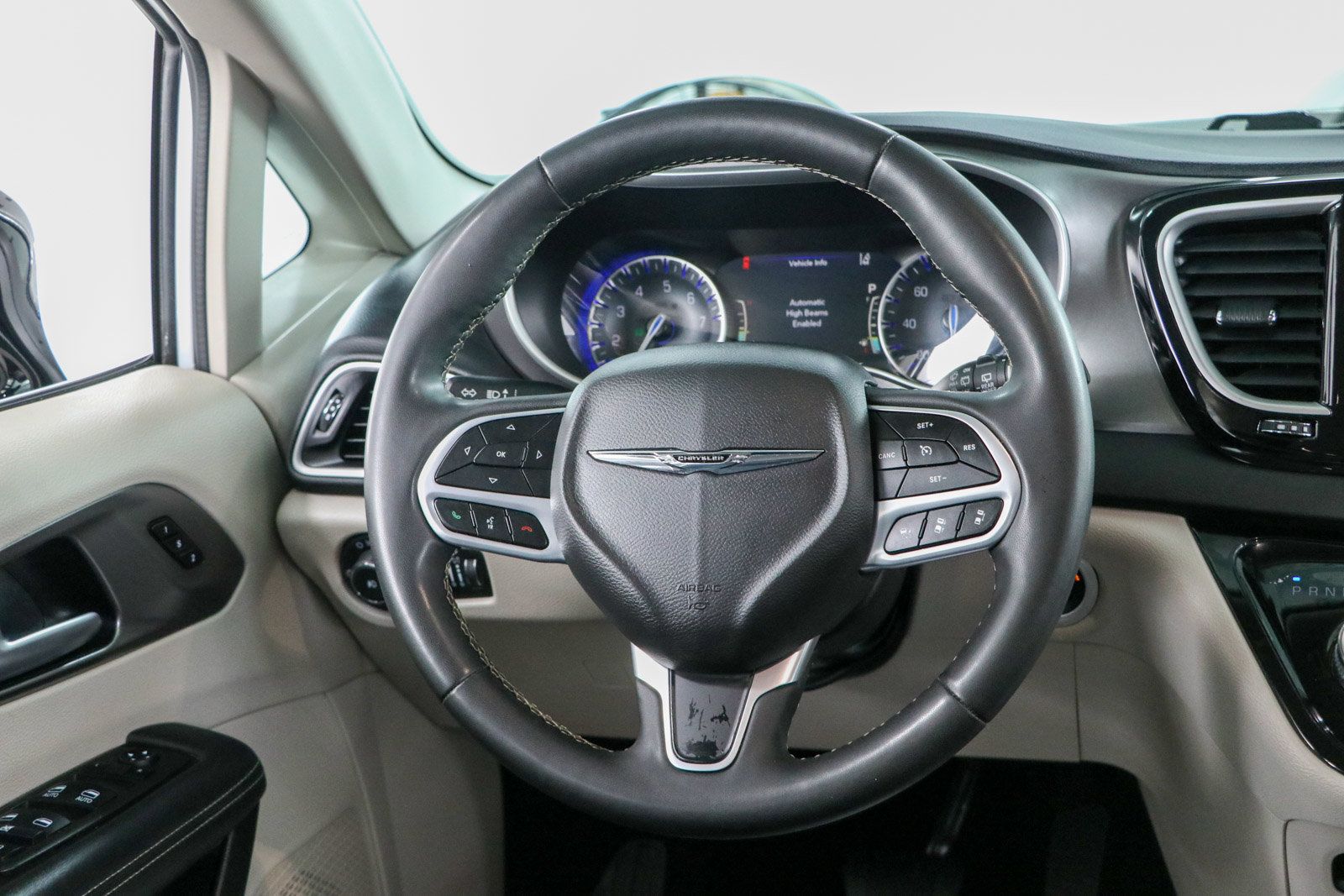 Used 2024 Chrysler Pacifica Touring-L FWD image 12