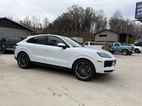 Used 2024 Porsche Cayenne Coupe image 2